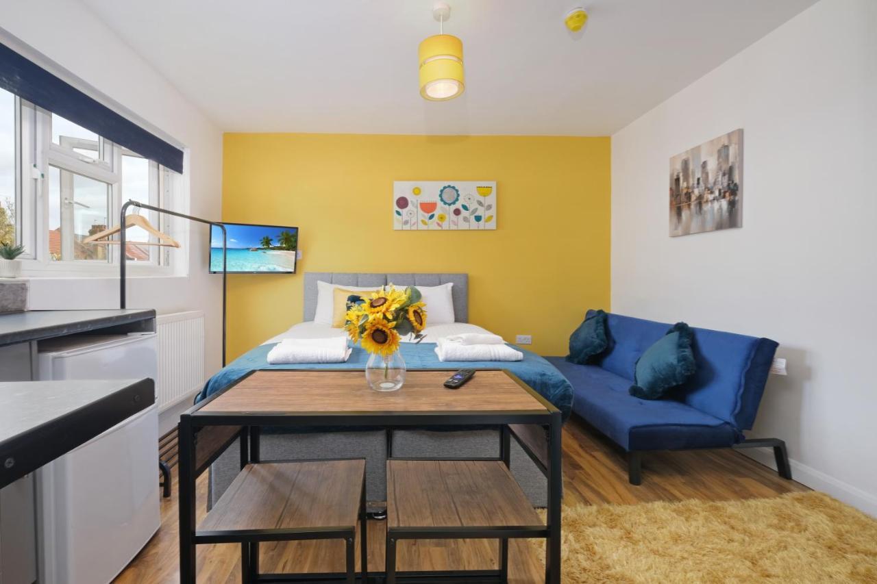 Fernbank Studios Sudbury Hill Harrow Self-Contained Studios With En-Suite Wembley Extérieur photo
