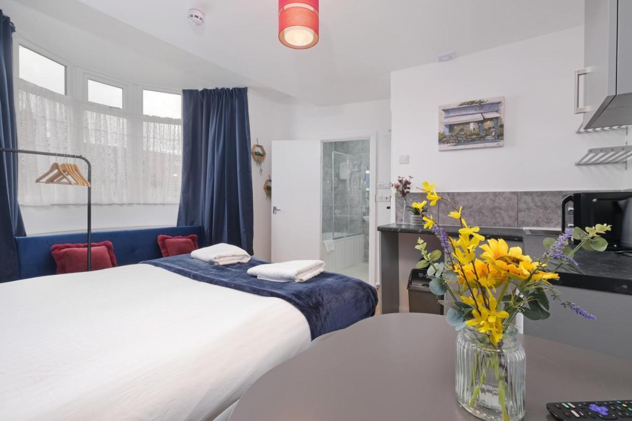 Fernbank Studios Sudbury Hill Harrow Self-Contained Studios With En-Suite Wembley Extérieur photo